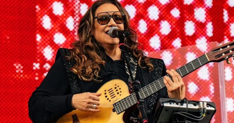 Ana Carolina Enfrenta Críticas Após Remover Intérprete de Libras de Show