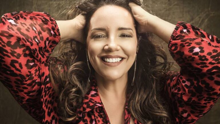 Ana Carolina Enfrenta Críticas Após Retirada de Intérprete de Libras do Palco