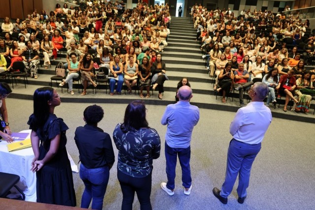 Gestores da Educação de Feira de Santana Recebem Certificação e Preparem-se para Liderar Imagem do artigo