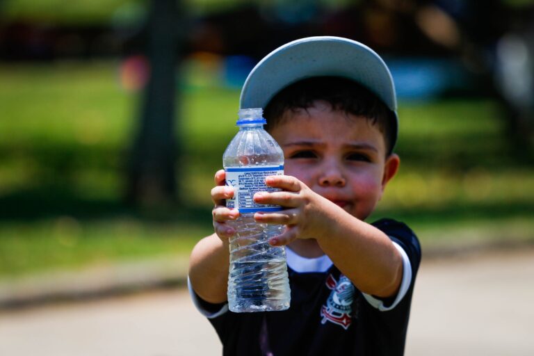 Desidratação no Verão: Como o Xixi Indica a Necessidade de Hidratação e os Riscos para Crianças e Id