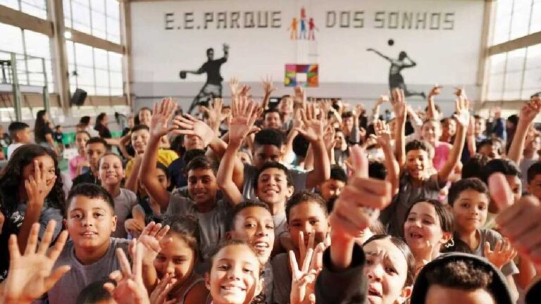 Escola do Litoral Paulista Ganha Prêmio Internacional e Inspira Nova Rede de Educação em SP