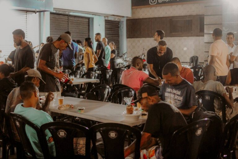 Iniciativa Ceia na Rua Alimenta Mais de 80 Moradores de Rua em Feira de Santana Iniciativa Ceia na Rua Alimenta Mais de 80 Moradores de Rua em Feira de Santana