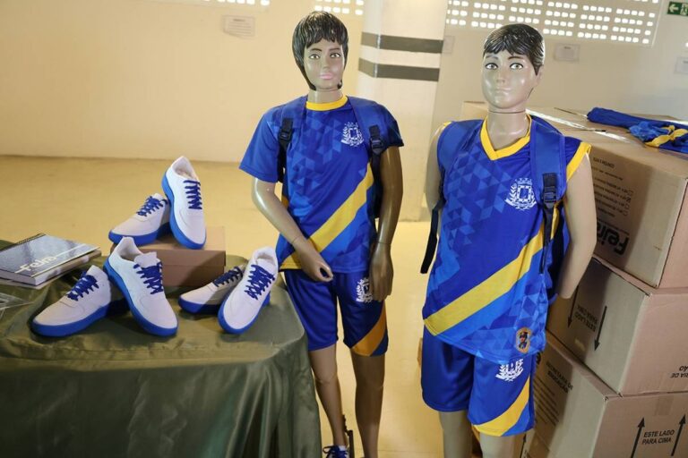 Alunos de Feira de Santana Iniciam Aulas com Fardamento e Material Escolar Completo