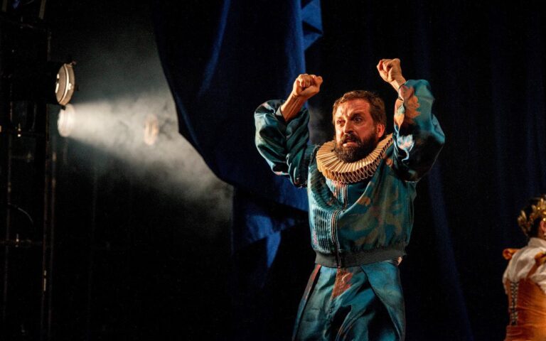 Céu da Língua: A Poesia de Gregório Duvivier em Palco