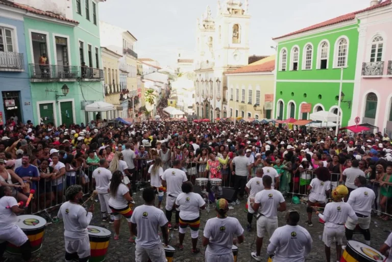 Domingo Musical do Olodum Atrai Multidão ao Pelourinho em Salvador