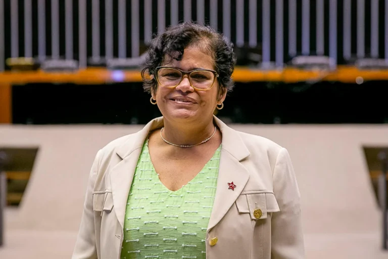 Elisângela Araújo Retorna à Câmara dos Deputados Após Mudança no TCE-BA