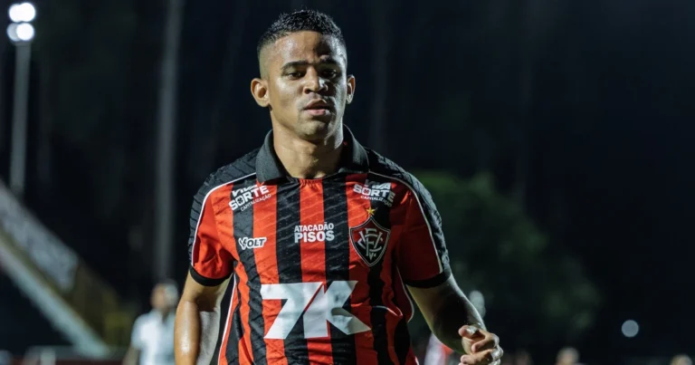 Erick se Redime em Vitória: Atacante Decide Jogo Após Críticas no Ba-Vi