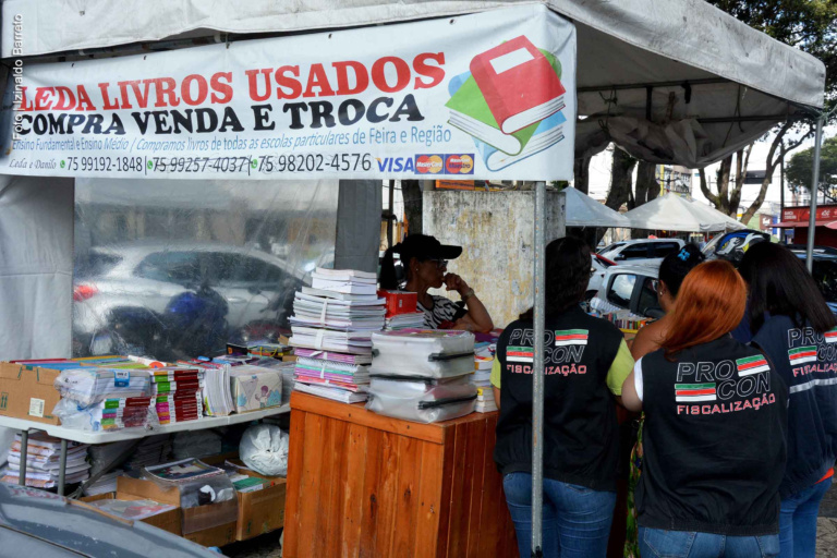 Feira do Livro Usado 2026: Descontos de até 70% Atraem Estudantes em Feira de Santana