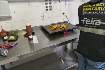 Fiscalização Noturna: Vigilância Sanitária em Ação para Garantir Segurança Pública Fiscalização Noturna: Vigilância Sanitária em Ação para Garantir Segurança Pública