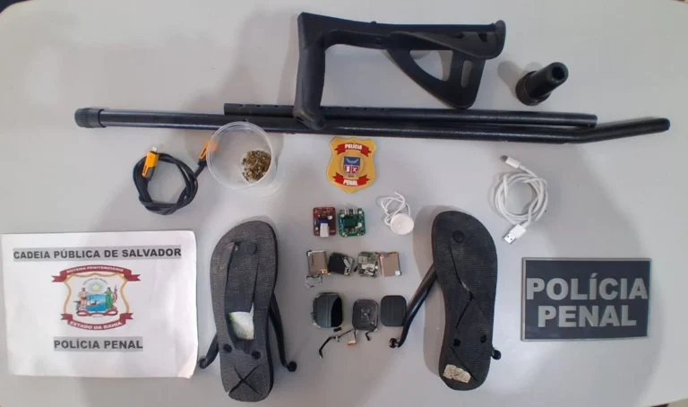 Idosa Tentou Entrar na Cadeia Pública de Salvador com Drogas e Eletrônicos Escondidos em Muleta e Ch