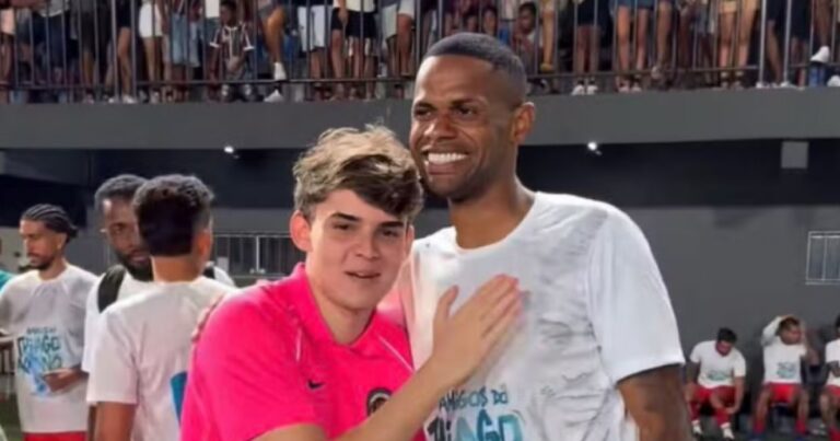 Júnior Santos Participa de Jogo Festivo Durante Recuperação; Atlético-MG Ameaça Multa Júnior Santos Participa de Jogo Festivo Durante Recuperação; Atlético-MG Ameaça Multa