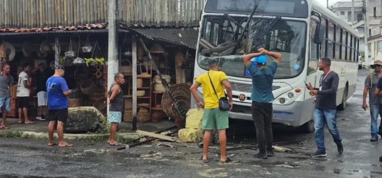 Ônibus Colide com Loja de Artesanato em Feira de Santana: Entenda o Que Aconteceu