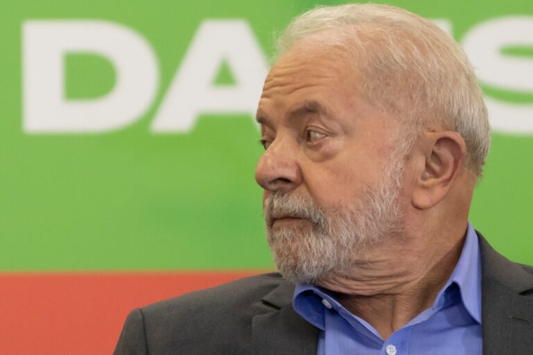Política Fiscal de Lula Enfrenta Desafios Críticos, Segundo Relatórios Oficiais