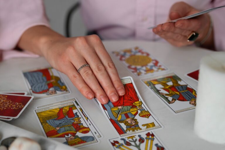 Previsões de Tarot para Janeiro de 2026: Amor, Trabalho, Saúde e Família