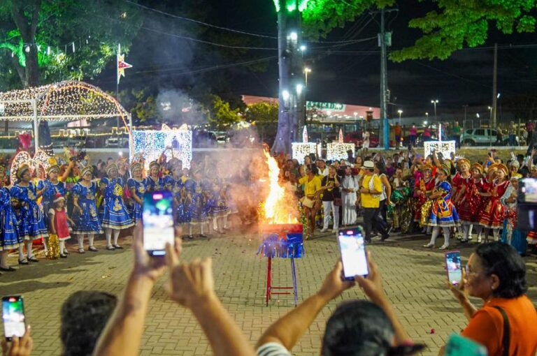 Queima da Lapinha: Tradição, Fé e Lirismo em Paulista Queima da Lapinha: Tradição, Fé e Lirismo em Paulista