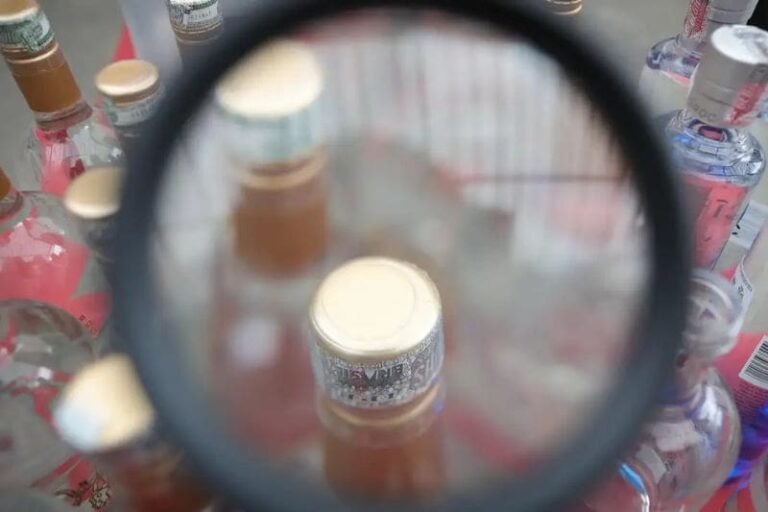 Suspeito de Vender Bebida com Metanol é Detido em Feira de Santana Suspeito de Vender Bebida com Metanol é Detido em Feira de Santana