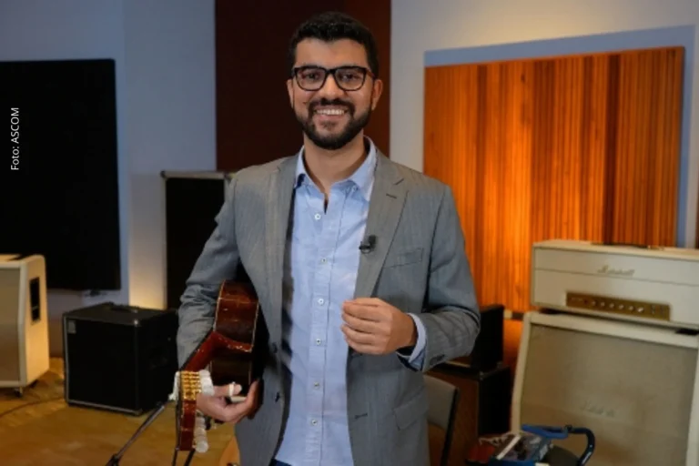 Viola Brasileira Brilha em O Novo Sempre Vem com Leandro Valentin Viola Brasileira Brilha em O Novo Sempre Vem com Leandro Valentin