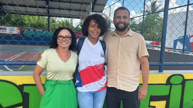 Bahia: Estudante Alfabetizada aos 11 Anos Celebra Aprovação na Universidade