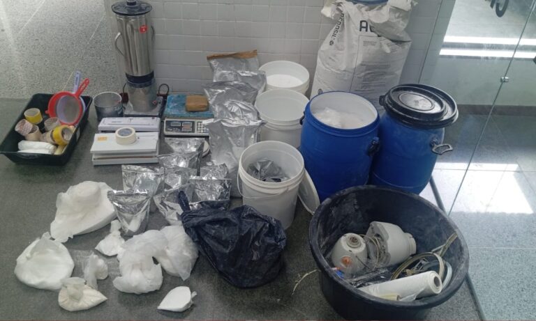 Casal é preso em laboratório de drogas em Feira de Santana: Ação da PM desarticula tráfico