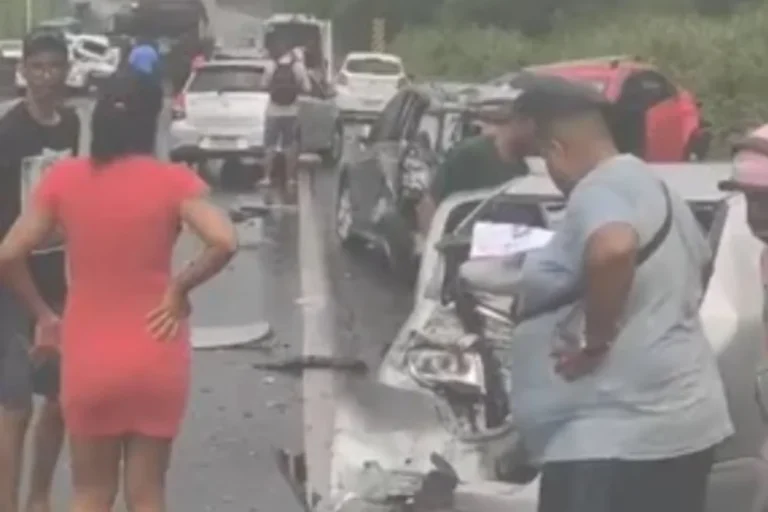 Engavetamento de 15 Veículos Interdita BR-324 em Simões Filho e Deixa Feridos