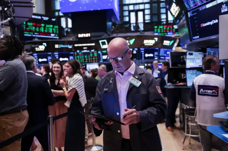 Futuros de NY Registram Alta com Expectativa em Ações de Tecnologia e Atenção na Ata do Fed