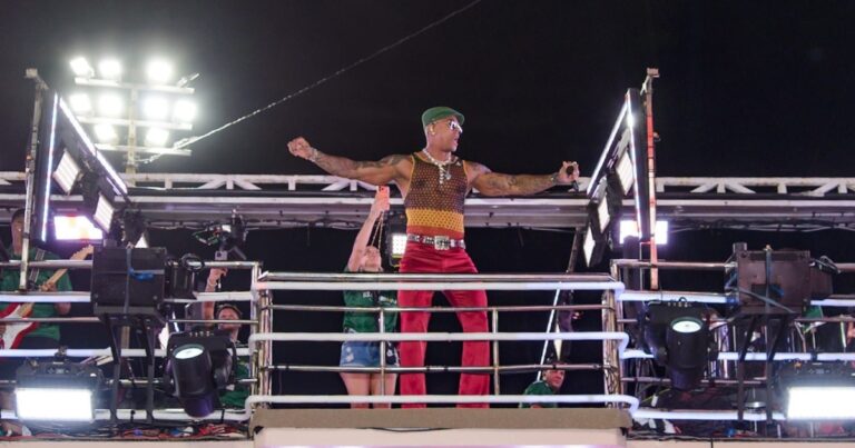 Léo Santana Celebra 'BrasileiraGGem' e Arrasta Multidão na Abertura do Carnaval 2024