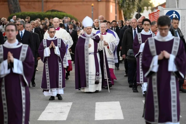 Papa Leão XIV alerta sobre um 'mundo em chamas' e a necessidade de conversão e responsabilidade cole