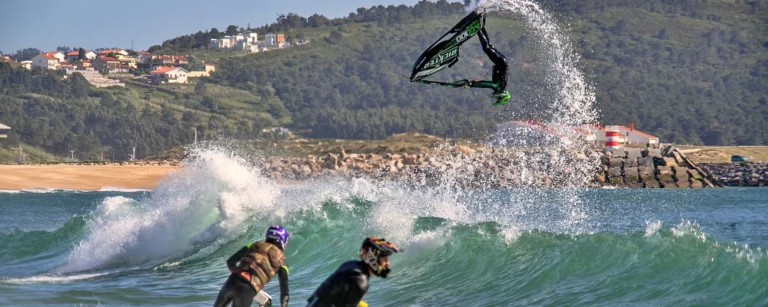 Bahia Recebe Grandes Nomes do Jet Ski com Manobras Radicais nas Ondas do Litoral Norte