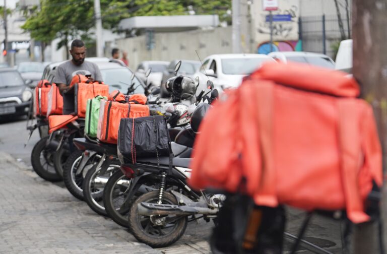 Pesquisa: 71% dos Brasileiros Rejeitam Taxa Mínima para Entregas por Aplicativo