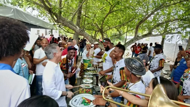 Plenária Geral ‘Mandato da Luta’ Reúne Líderes em Feira de Santana para Debater Demandas da População Plenária Geral 'Mandato da Luta' Reúne Líderes em Feira de Santana para Debater Demandas da Populaçã