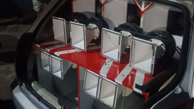 PM Apreende Veículo com Som Paredão em Plataforma: Ação Contra Poluição Sonora PM Apreende Veículo com Som Paredão em Plataforma: Ação Contra Poluição Sonora