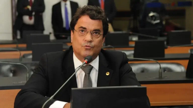 Angelo Almeida Retorna à Assembleia e Foca em Desenvolvimento Econômico e Saneamento em Feira