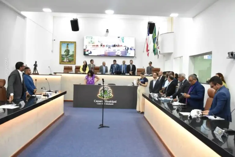 Câmara Municipal de Feira de Santana Realiza Minuto de Silêncio em Homenagem ao Ex-Vereador Romildo