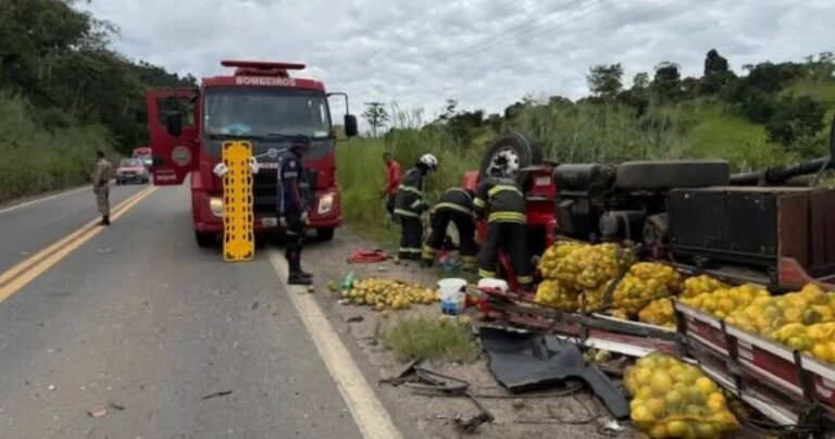 Caminhão de Frutas Tomba na BR-330 e Motorista Fica Ferido: O Que Aconteceu?