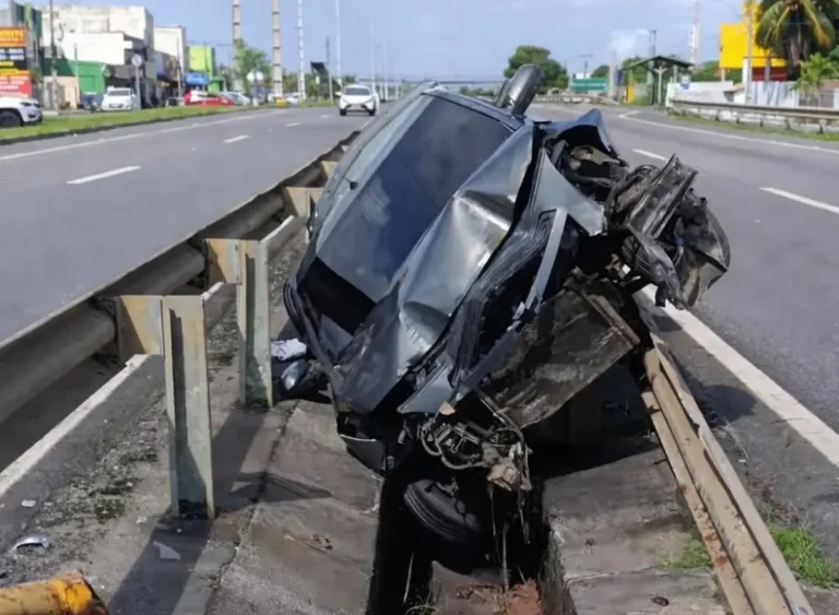 Carro Destruído em Acidente na BA-099 em Camaçari: Entenda os Detalhes Carro Destruído em Acidente na BA-099 em Camaçari: Entenda os Detalhes
