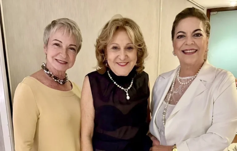 Celebrando a Amizade: Carlota Gottardi e sua Festa Memorável com 25 Amigas