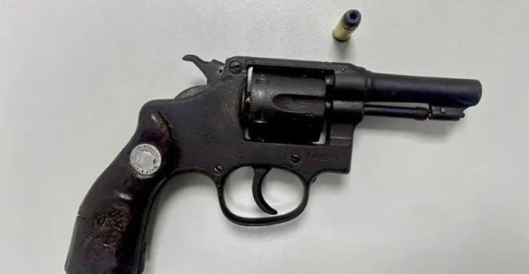 Homem é preso em Feira de Santana com arma e veículo roubado durante blitz