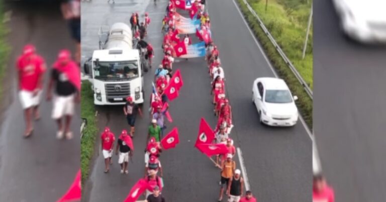 Marcha do MST gera congestionamento na BR-324 em direção a Salvador Marcha do MST gera congestionamento na BR-324 em direção a Salvador