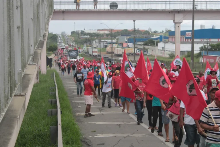 MST Realiza Marcha de 120km de Feira de Santana a Salvador com 2 Mil Participantes MST Realiza Marcha de 120km de Feira de Santana a Salvador com 2 Mil Participantes