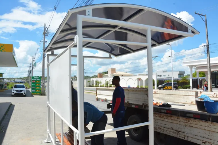 Prefeitura de Feira de Santana Implanta 80 Novos Abrigos de Ônibus para Conforto dos Passageiros