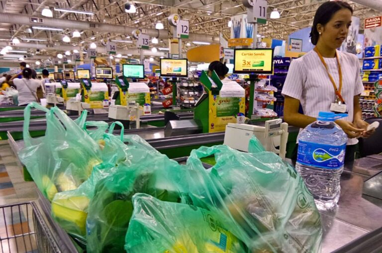 Procon Proíbe Venda de Sacolas com Logomarcas em Mercados de Feira de Santana