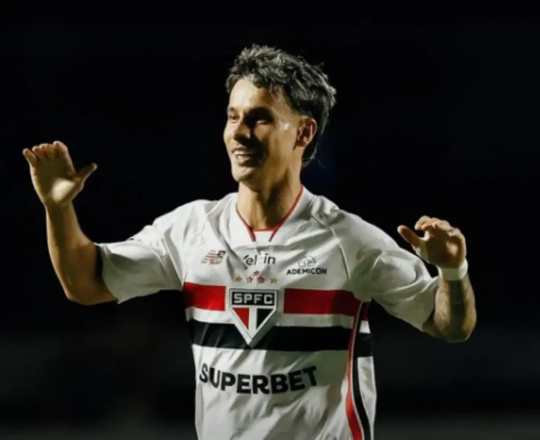 São Paulo Brilha no Campeonato Brasileiro com 4 a 1 sobre o Cruzeiro; Ferreira Se Destaca com Hat-Trick São Paulo Brilha no Campeonato Brasileiro com 4 a 1 sobre o Cruzeiro; Ferreira Se Destaca com Hat-Tr