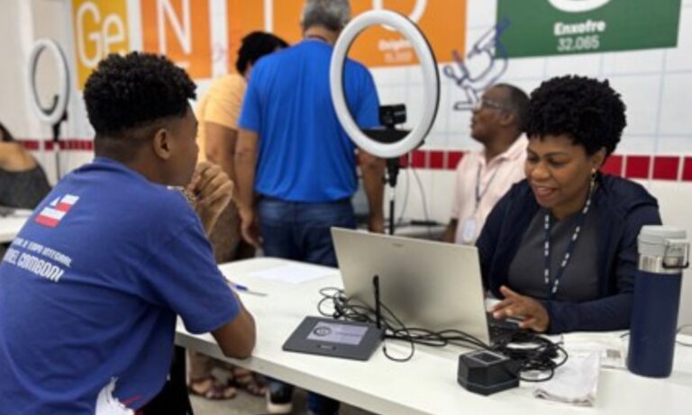 TRE-BA oferece atendimento eleitoral para estudantes em Feira de Santana