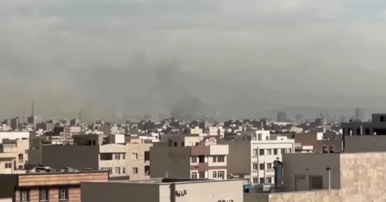 Trump Alega Resgate de Piloto nos Céus do Irã, Mas Teerã Rebate com Imagens de Aeronaves Abatidas