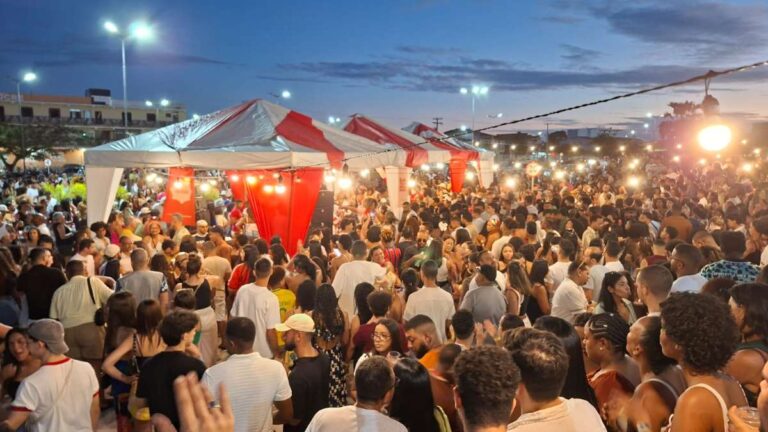 Unidos pelo Samba: Milhares Celebram Cultura em Feira de Santana Unidos pelo Samba: Milhares Celebram Cultura em Feira de Santana