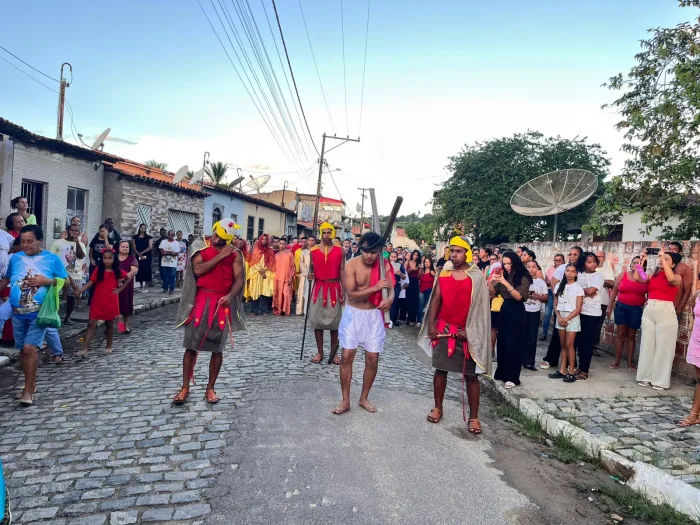 Via Sacra Viva: Emoção e História de Cristo no Riacho da Guia Via Sacra Viva: Emoção e História de Cristo no Riacho da Guia