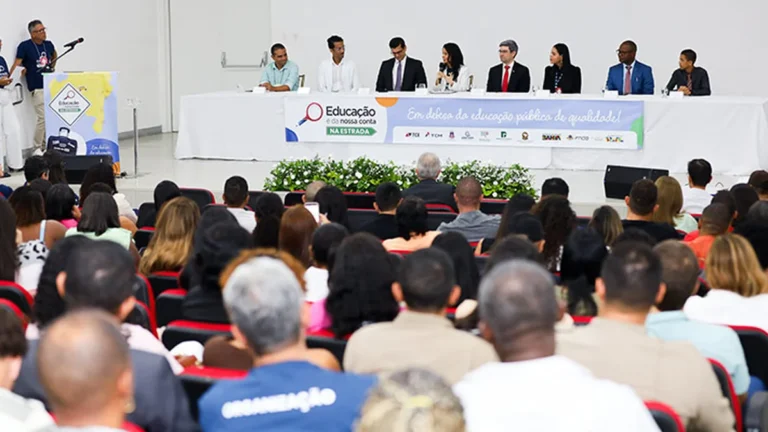 Mais de 130 representantes de 32 municípios baianos debatem desafios da educação pública em Feira de