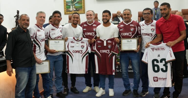 Fluminense de Feira Celebra História com Homenagens Emocionantes