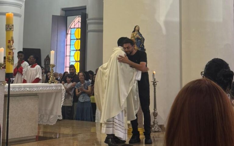 Mano Walter Encanta Fiéis em Missa na Catedral de Feira de Santana