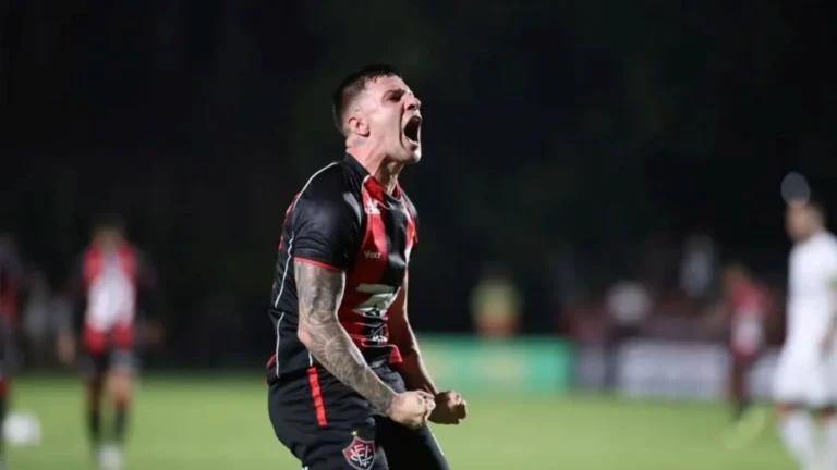Vitória Avança na Copa do Nordeste com Gol Decisivo de Renato Kayzer